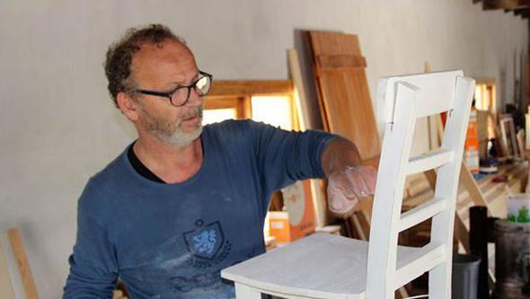 Hababam Sınıfı'nın Kıvırcık Ömer'i tahta sandalye yapıp satıyor! Eski halinden eser yok...  15