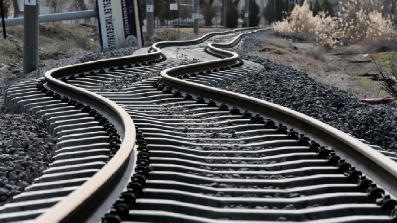 Depremler Adıyaman'daki demir yolunda bükülmeye neden oldu 17