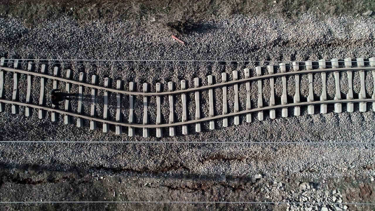 Depremler Adıyaman'daki demir yolunda bükülmeye neden oldu 18
