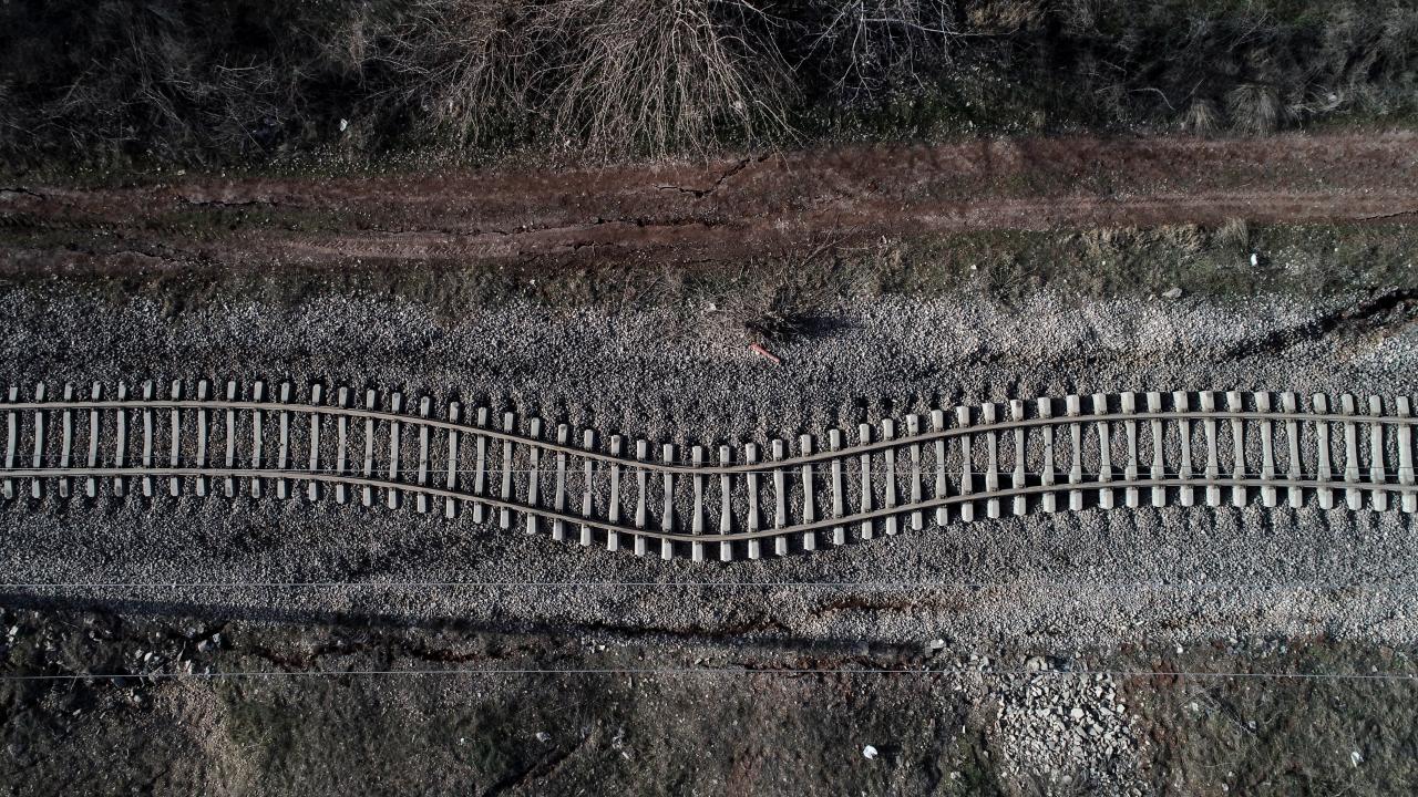 Depremler Adıyaman'daki demir yolunda bükülmeye neden oldu 1