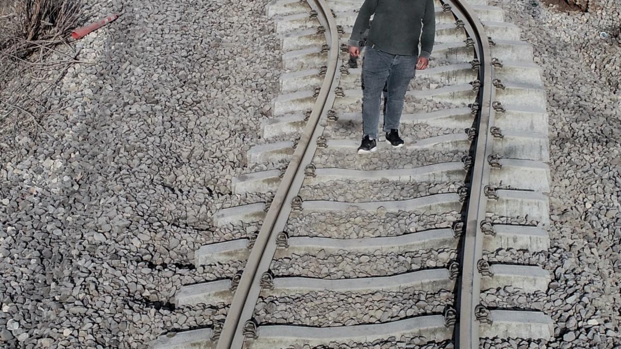 Depremler Adıyaman'daki demir yolunda bükülmeye neden oldu 16