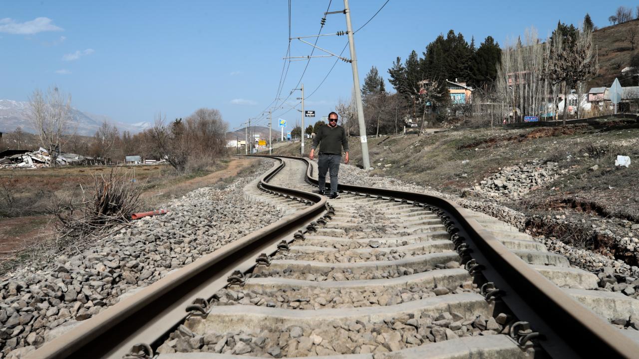 Depremler Adıyaman'daki demir yolunda bükülmeye neden oldu 15
