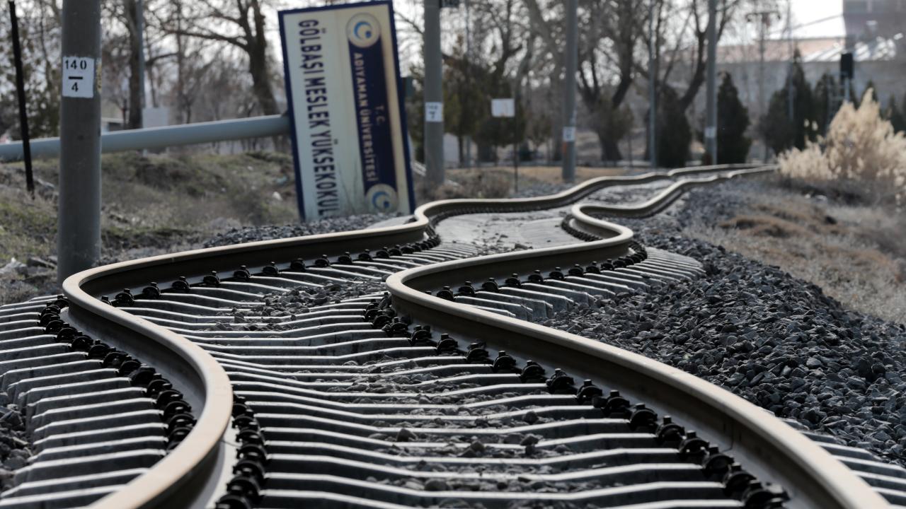 Depremler Adıyaman'daki demir yolunda bükülmeye neden oldu 2