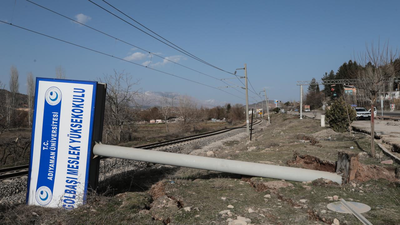 Depremler Adıyaman'daki demir yolunda bükülmeye neden oldu 13