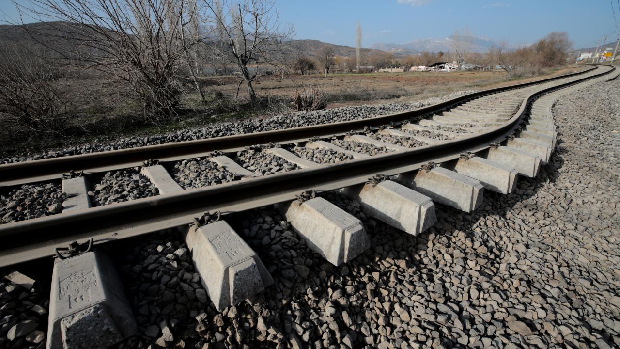 Depremler Adıyaman'daki demir yolunda bükülmeye neden oldu 7