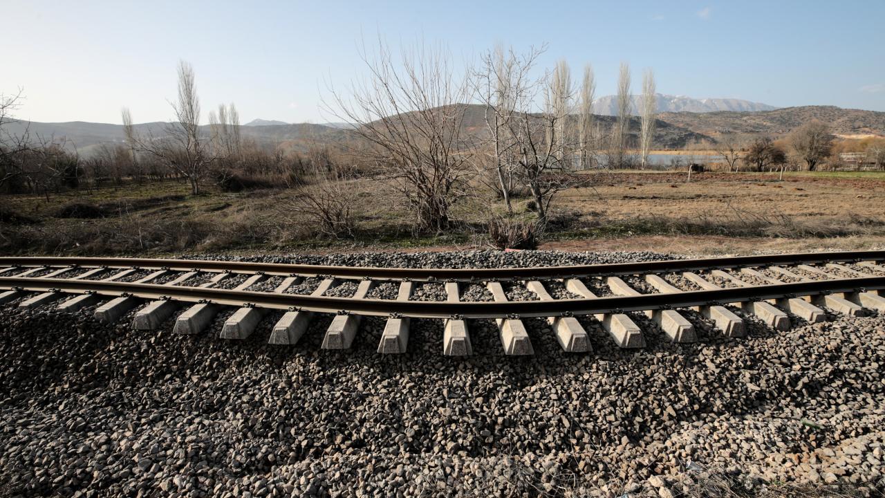 Depremler Adıyaman'daki demir yolunda bükülmeye neden oldu 9