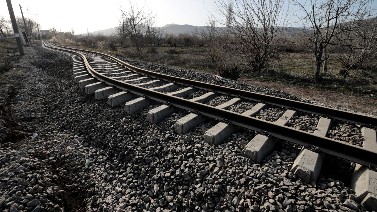 Depremler Adıyaman'daki demir yolunda bükülmeye neden oldu 10