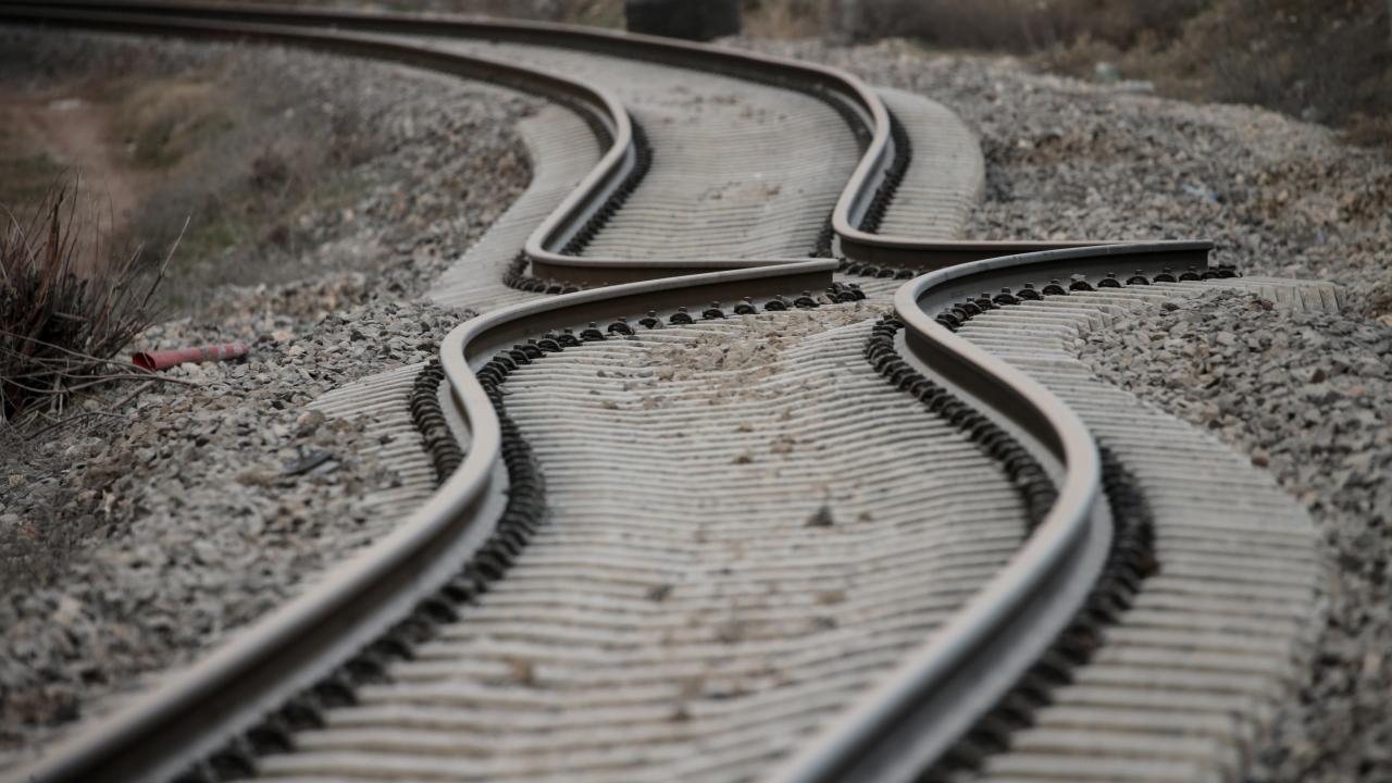 Depremler Adıyaman'daki demir yolunda bükülmeye neden oldu 6