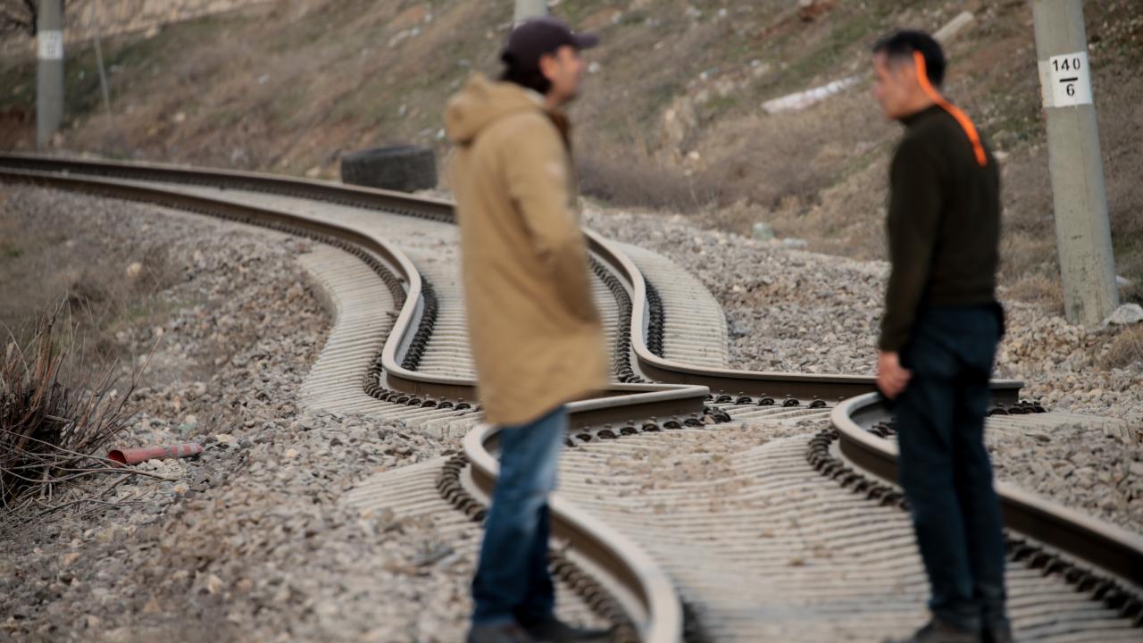 Depremler Adıyaman'daki demir yolunda bükülmeye neden oldu 8