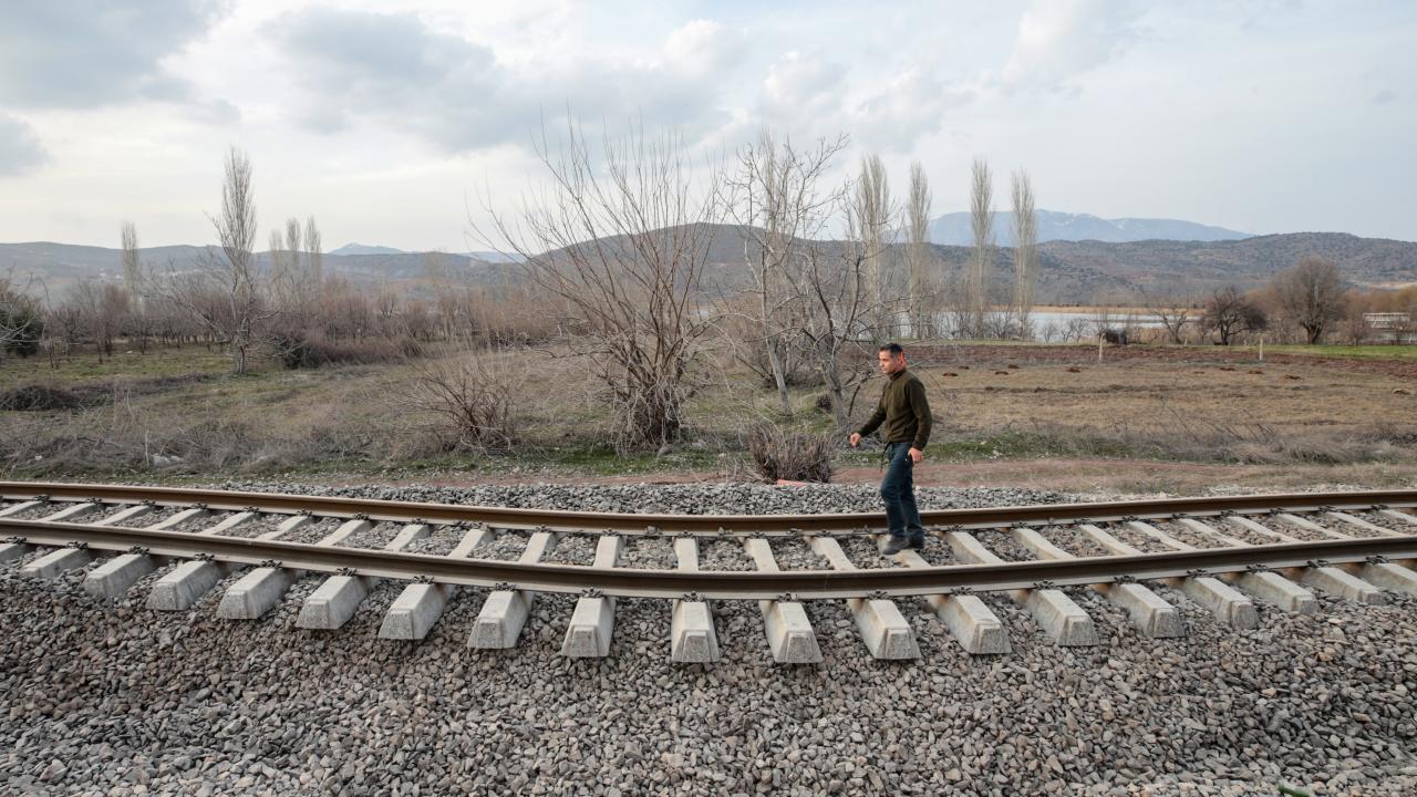 Depremler Adıyaman'daki demir yolunda bükülmeye neden oldu 4