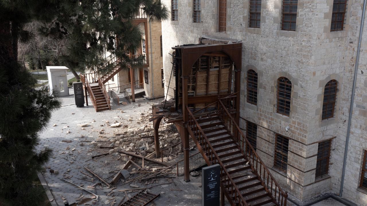 Yedi Güzel Adam Edebiyat Müzesi depremlerde zarar gördü 6