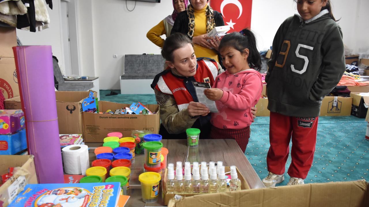 Mehmetçik kırsaldaki depremzedelerin ihtiyaçlarını karşılıyor 8
