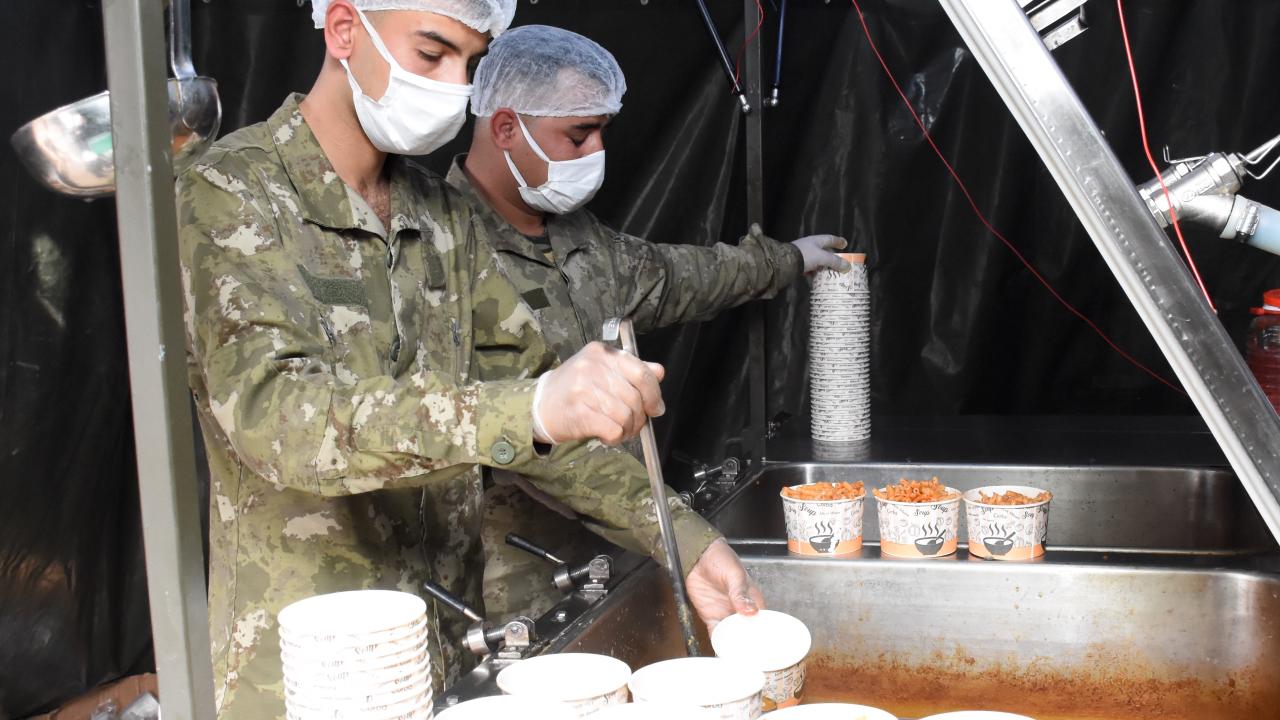 Mehmetçik kırsaldaki depremzedelerin ihtiyaçlarını karşılıyor 2