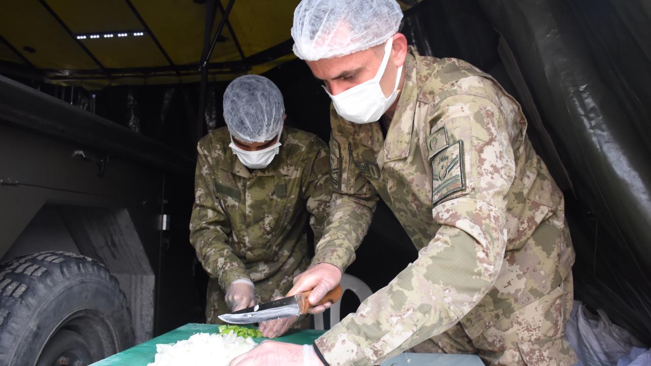 Mehmetçik kırsaldaki depremzedelerin ihtiyaçlarını karşılıyor 6