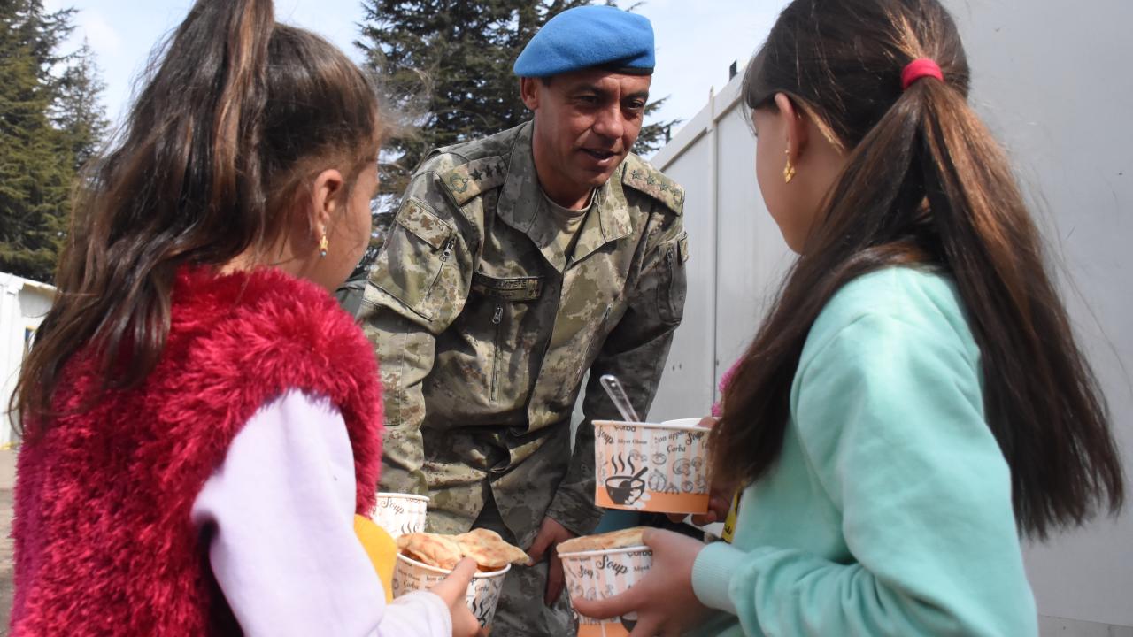 Mehmetçik kırsaldaki depremzedelerin ihtiyaçlarını karşılıyor 3