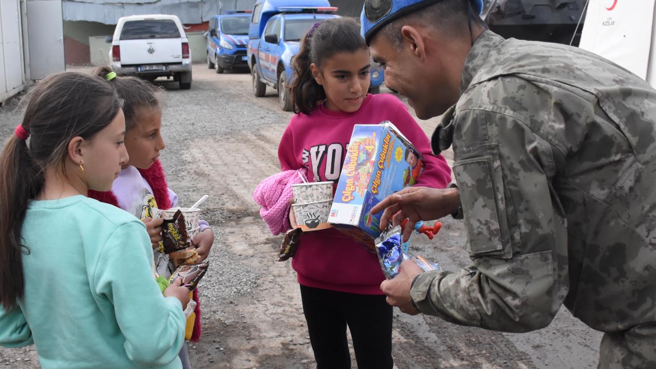 Mehmetçik kırsaldaki depremzedelerin ihtiyaçlarını karşılıyor 4