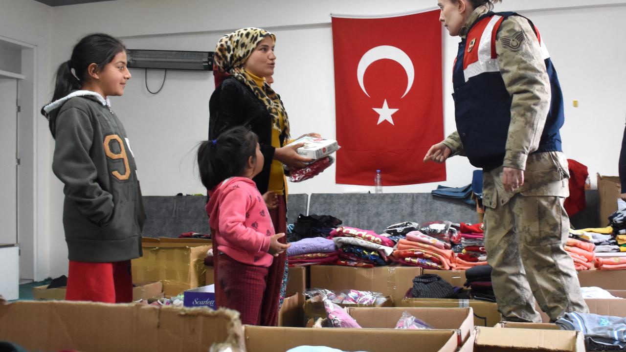 Mehmetçik kırsaldaki depremzedelerin ihtiyaçlarını karşılıyor 5