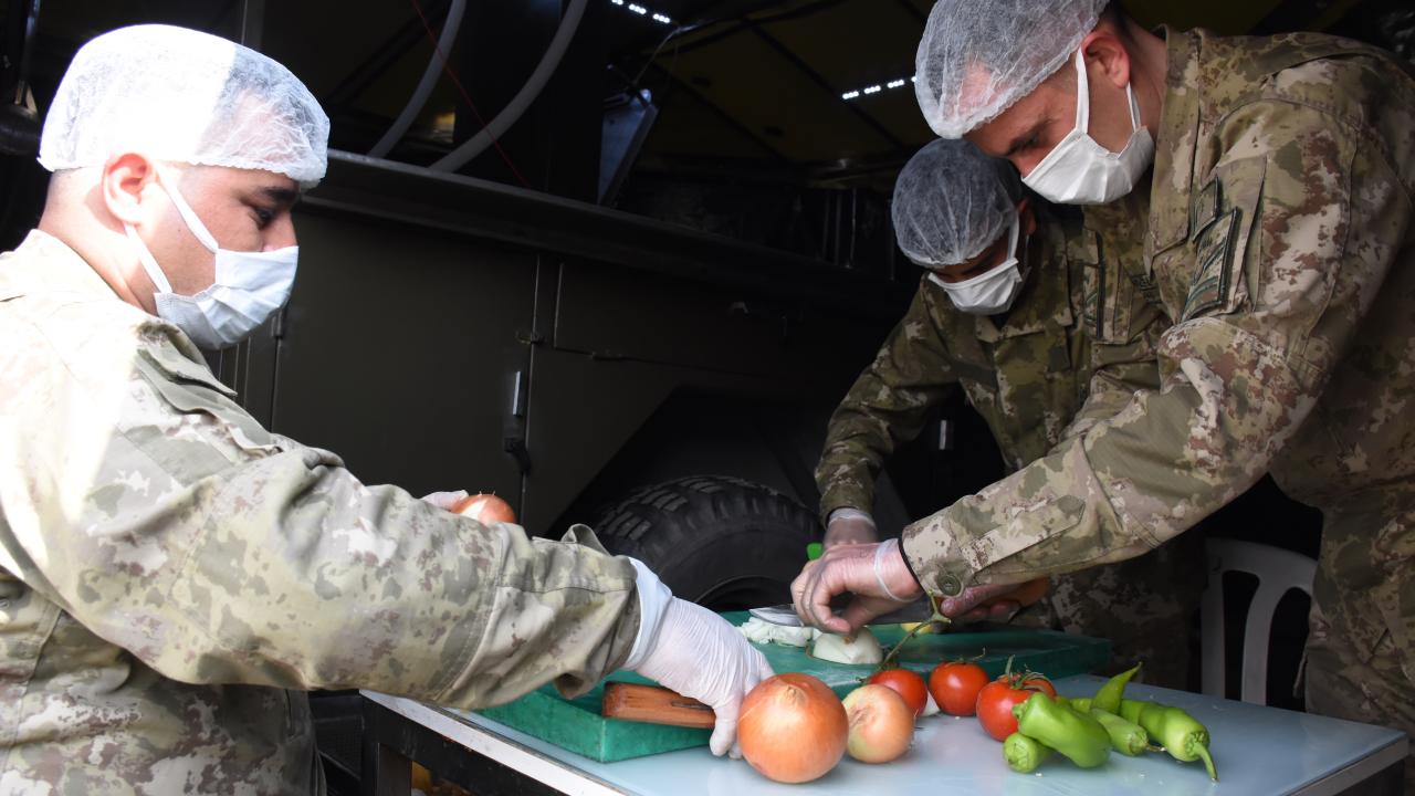 Mehmetçik kırsaldaki depremzedelerin ihtiyaçlarını karşılıyor 1