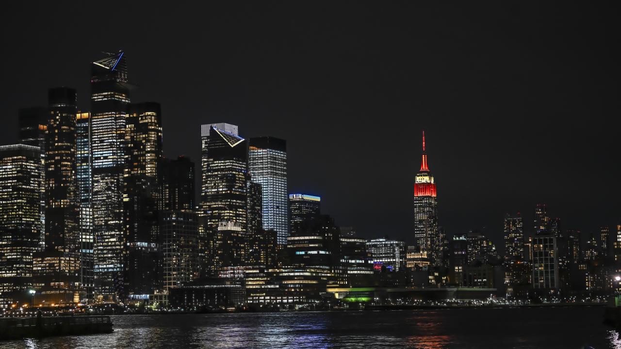 Depremzedeler için aydınlatıldı: Empire State kırmızı beyaz 1
