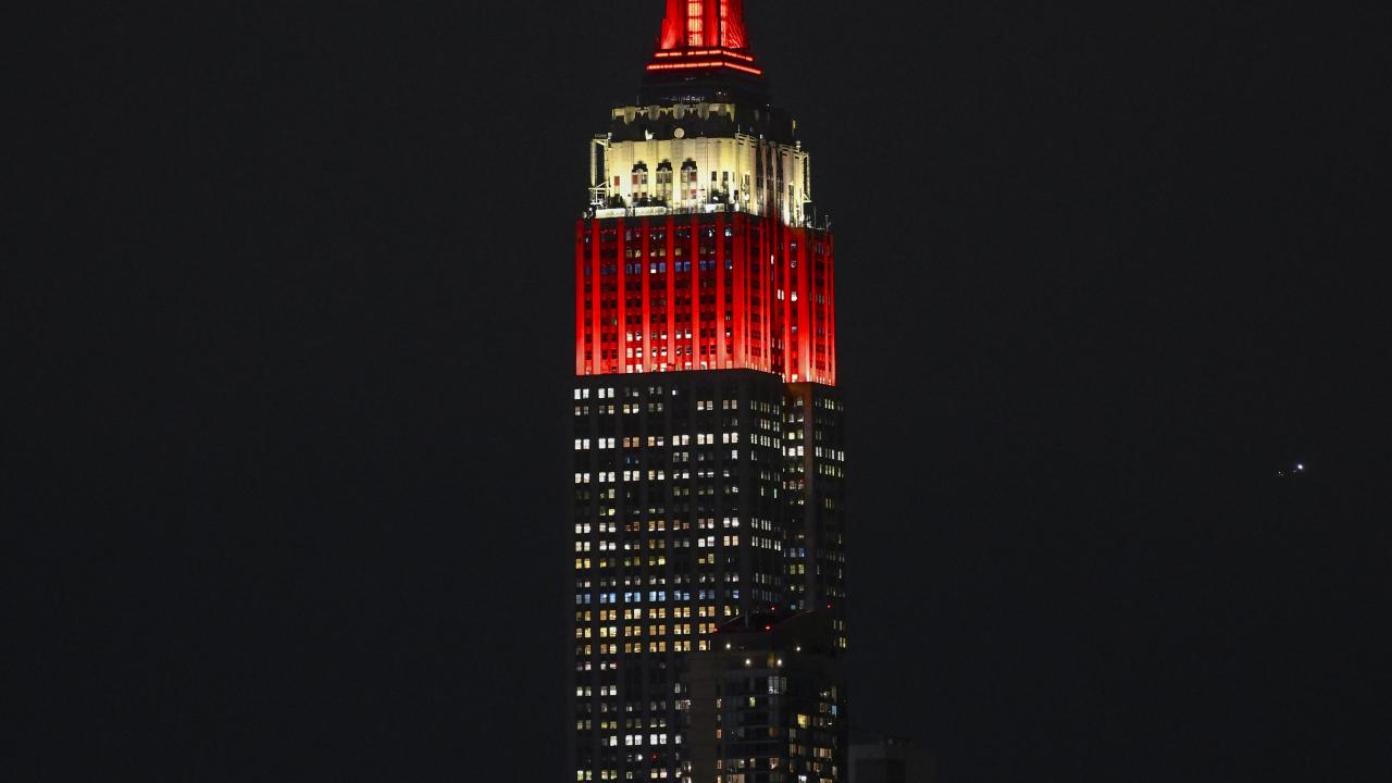 Depremzedeler için aydınlatıldı: Empire State kırmızı beyaz 2
