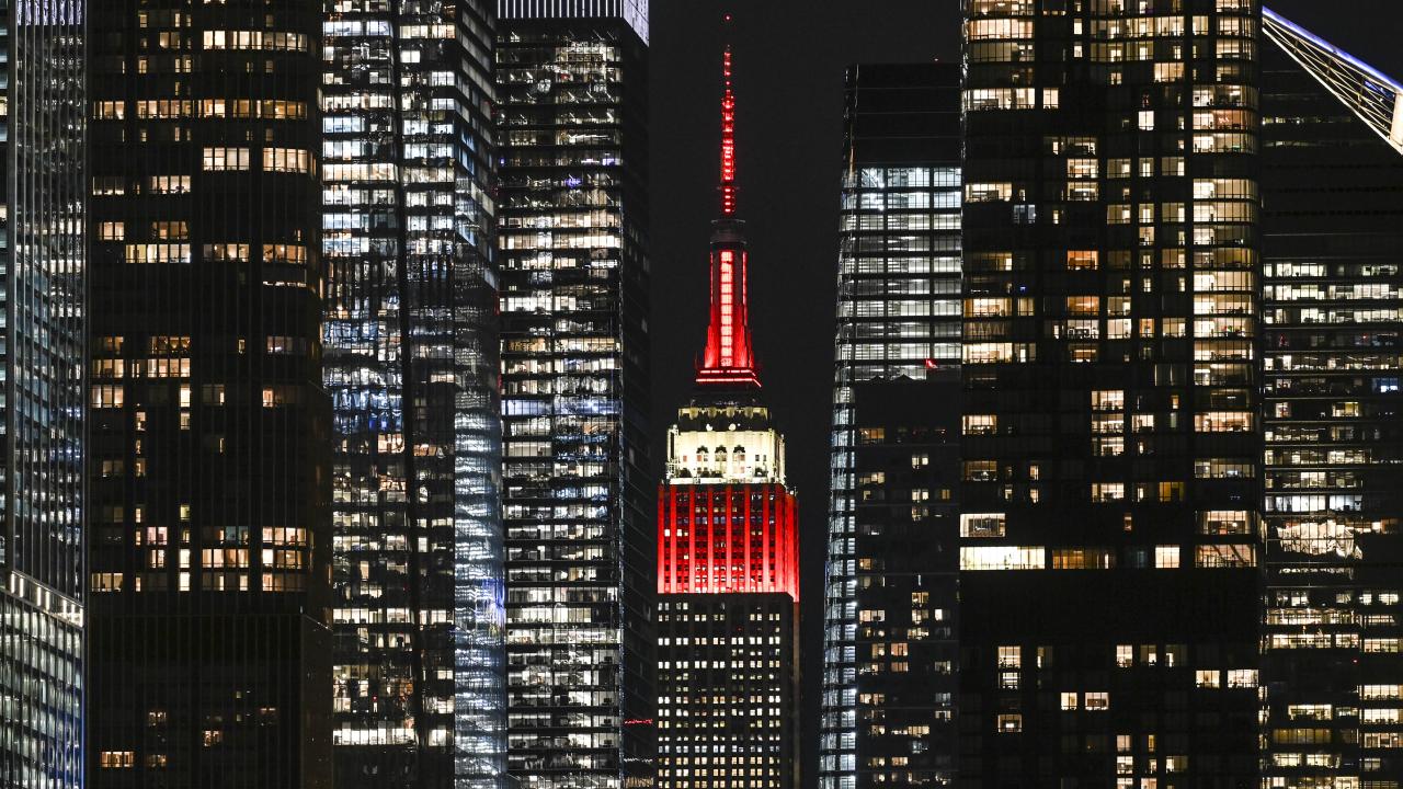 Depremzedeler için aydınlatıldı: Empire State kırmızı beyaz 4