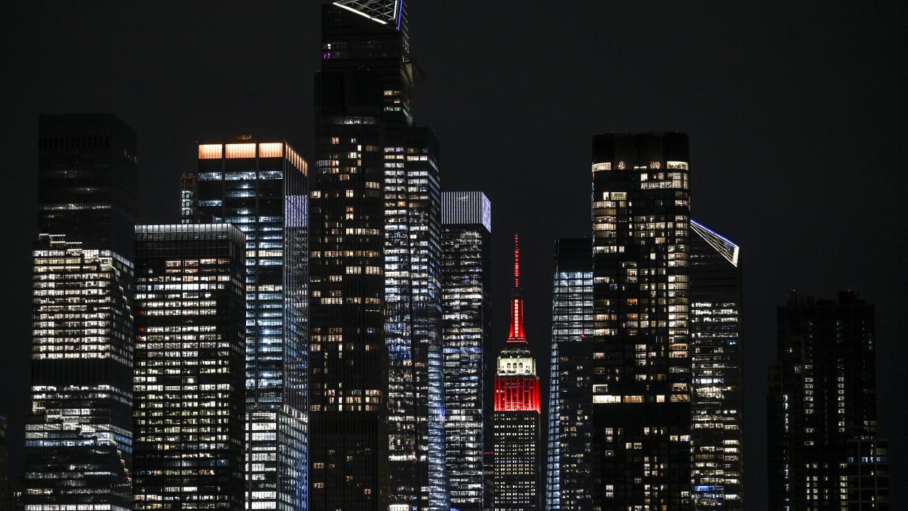 Depremzedeler için aydınlatıldı: Empire State kırmızı beyaz 6