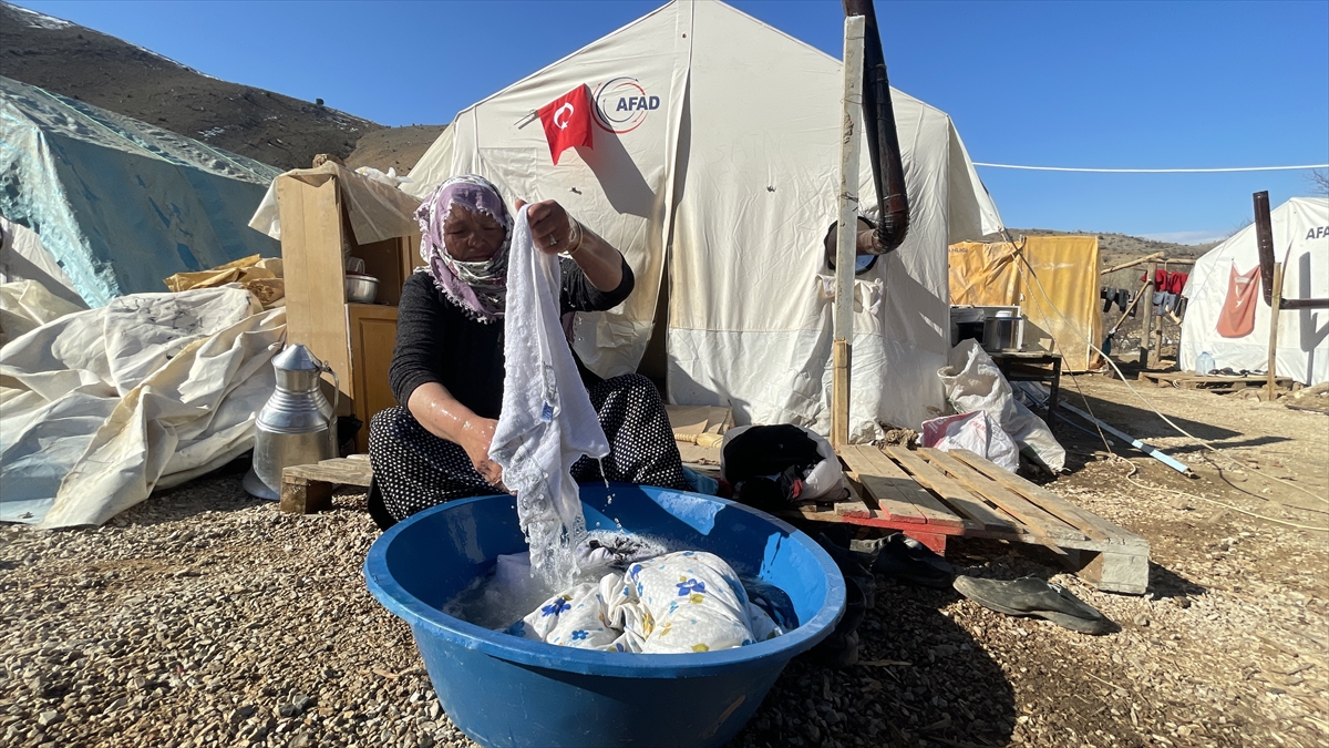 Depremde evlerinin tamamı yıkılan mahallelinin Mehmetçikten isteği Türk bayrağı oldu 4