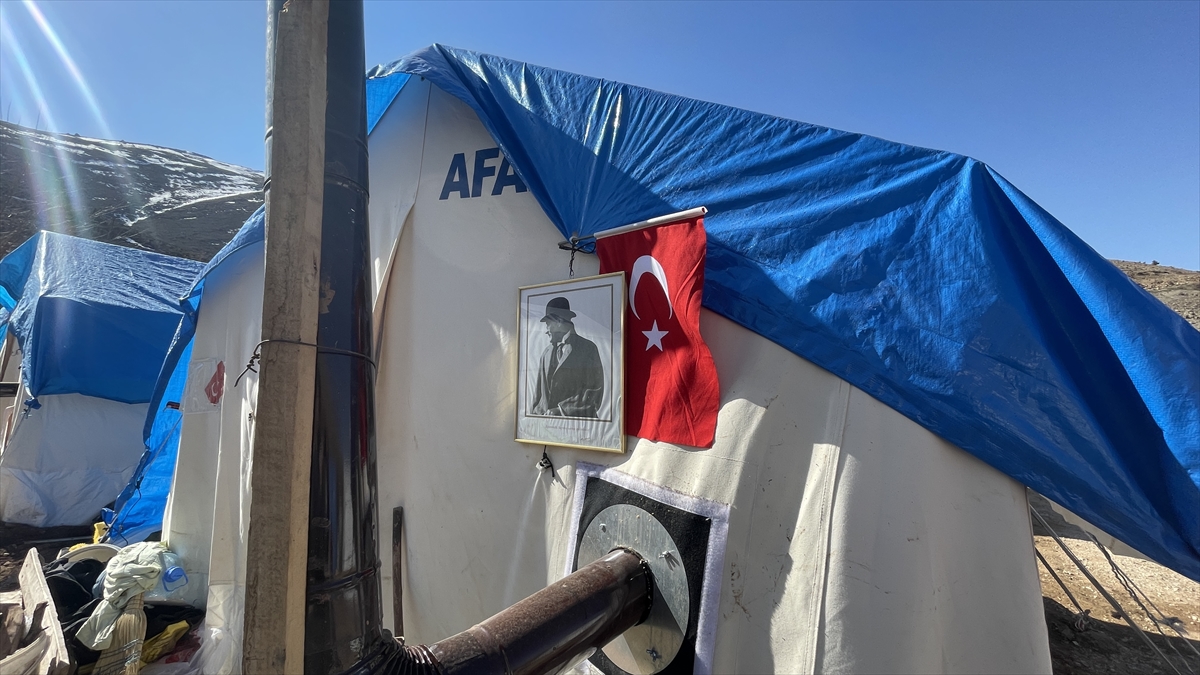 Depremde evlerinin tamamı yıkılan mahallelinin Mehmetçikten isteği Türk bayrağı oldu 8