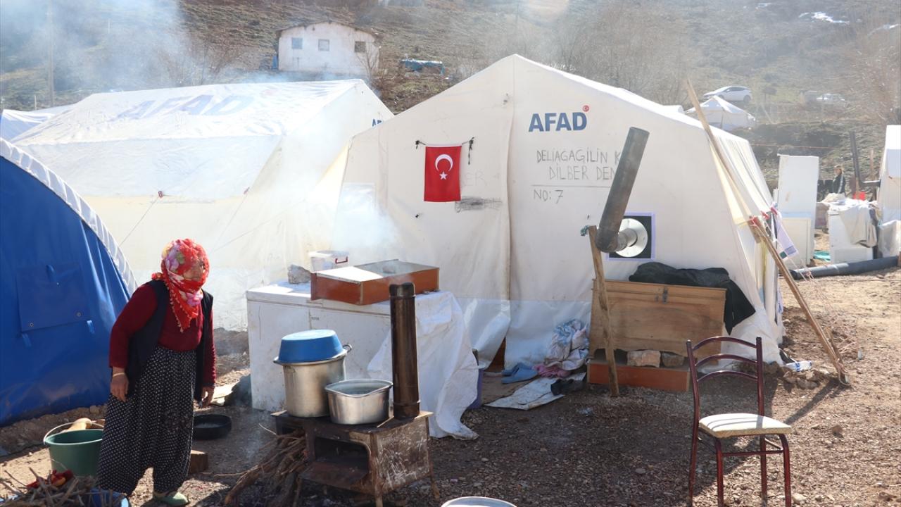 Depremde evlerinin tamamı yıkılan mahallelinin Mehmetçikten isteği Türk bayrağı oldu 13