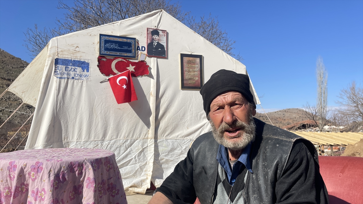 Depremde evlerinin tamamı yıkılan mahallelinin Mehmetçikten isteği Türk bayrağı oldu 2