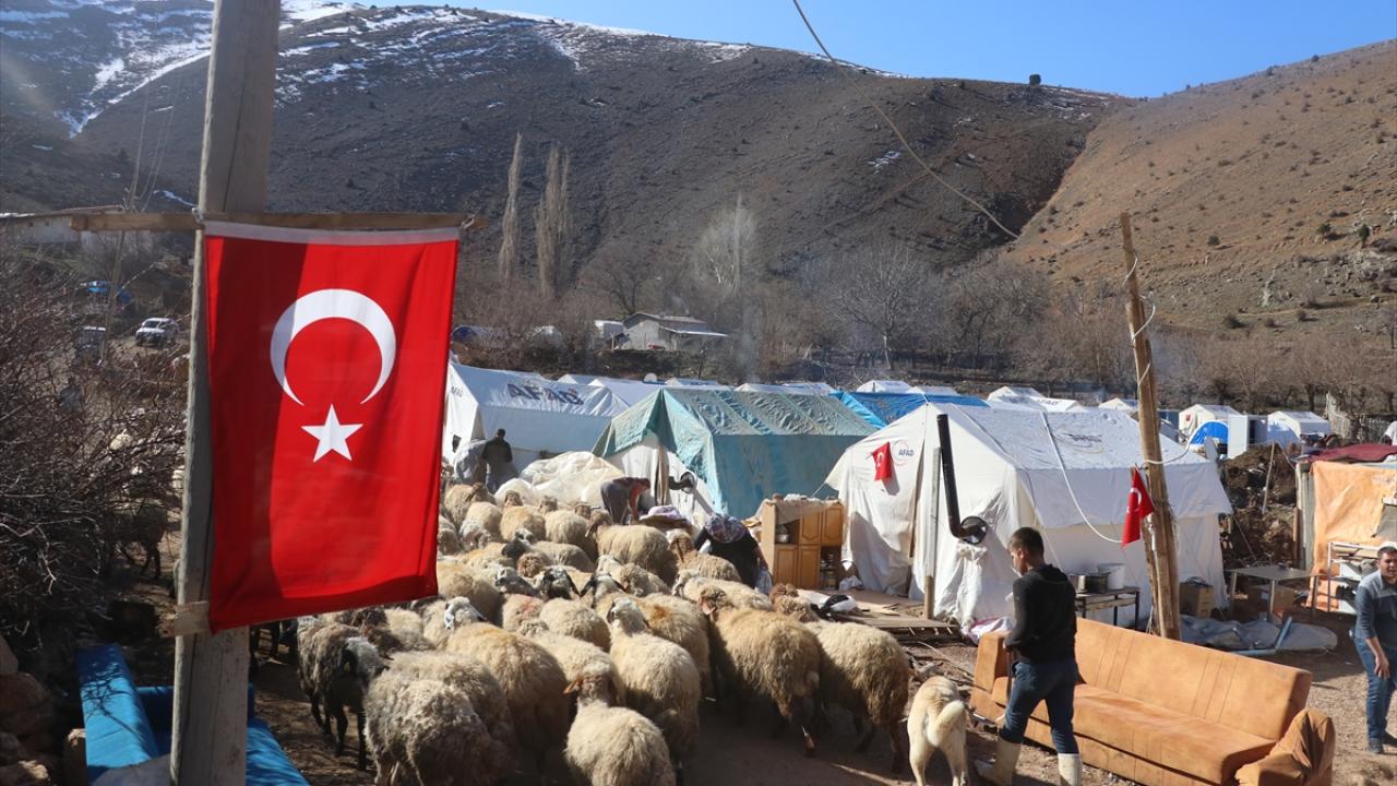 Depremde evlerinin tamamı yıkılan mahallelinin Mehmetçikten isteği Türk bayrağı oldu 10