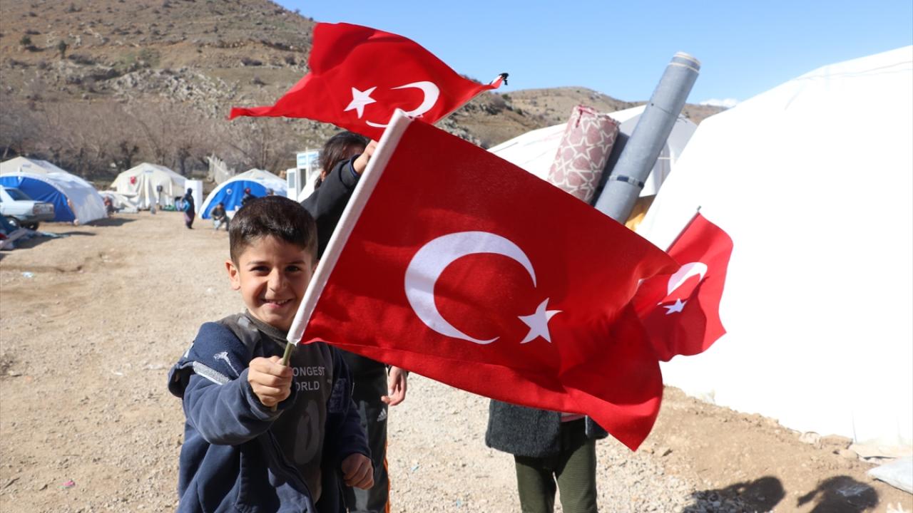 Depremde evlerinin tamamı yıkılan mahallelinin Mehmetçikten isteği Türk bayrağı oldu 12