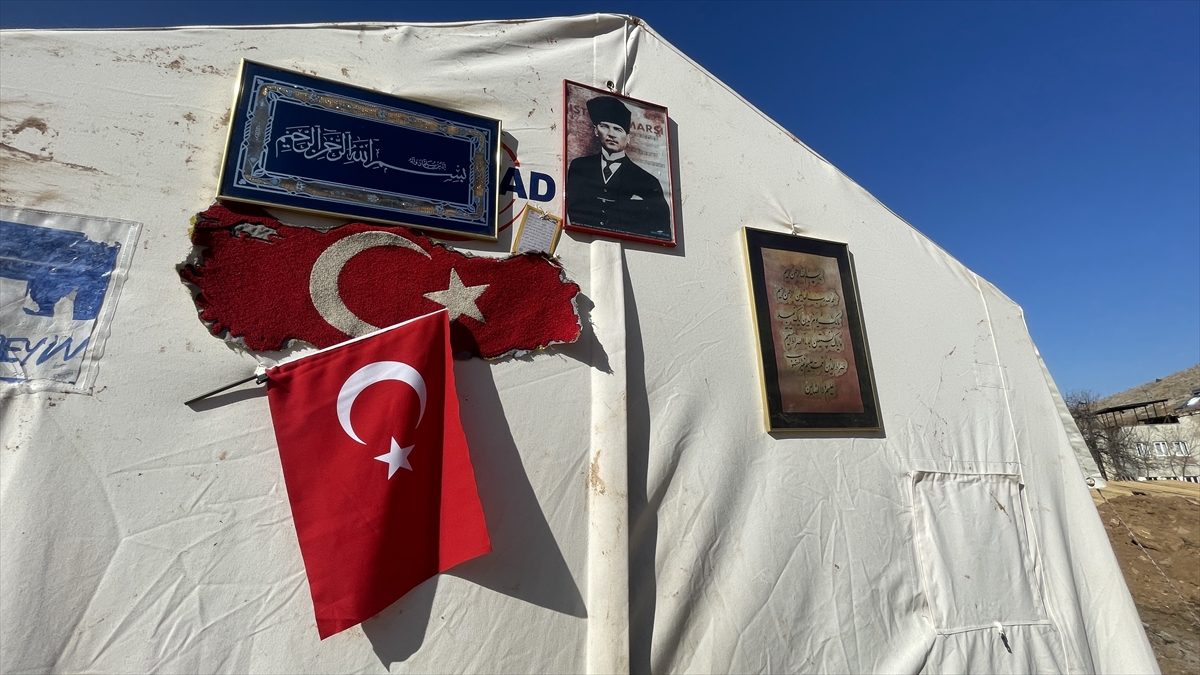 Depremde evlerinin tamamı yıkılan mahallelinin Mehmetçikten isteği Türk bayrağı oldu 6