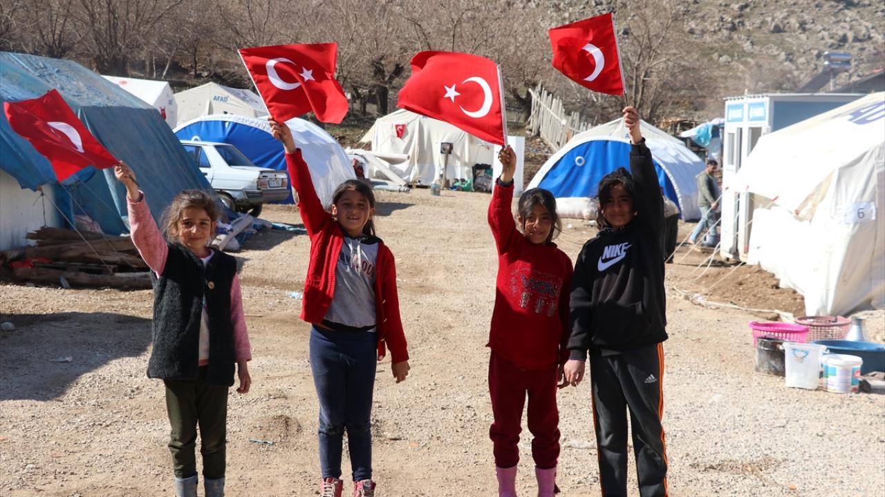 Depremde evlerinin tamamı yıkılan mahallelinin Mehmetçikten isteği Türk bayrağı oldu 9