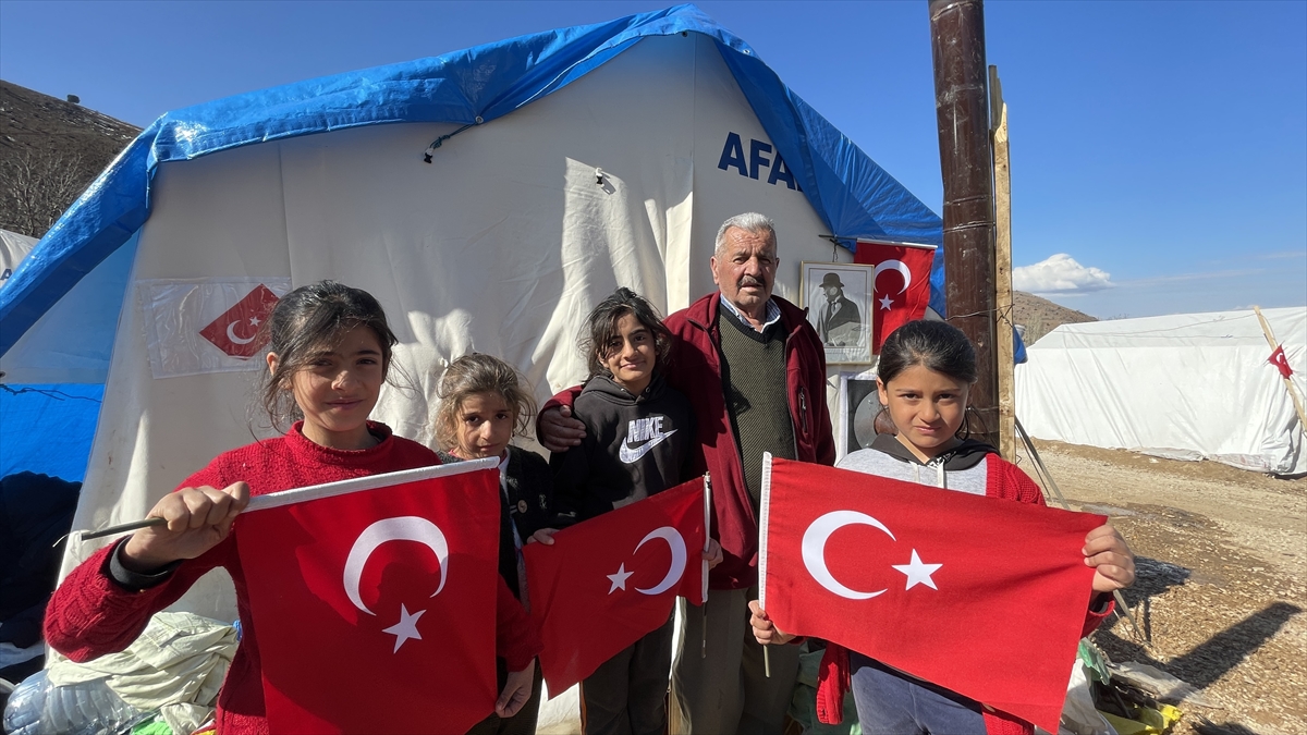 Depremde evlerinin tamamı yıkılan mahallelinin Mehmetçikten isteği Türk bayrağı oldu 5