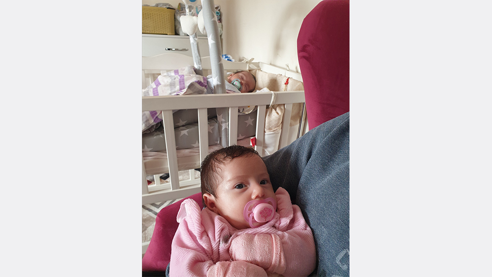 Depremde eşini kaybetti... İki aylık ikizleriyle teselli buluyor 9