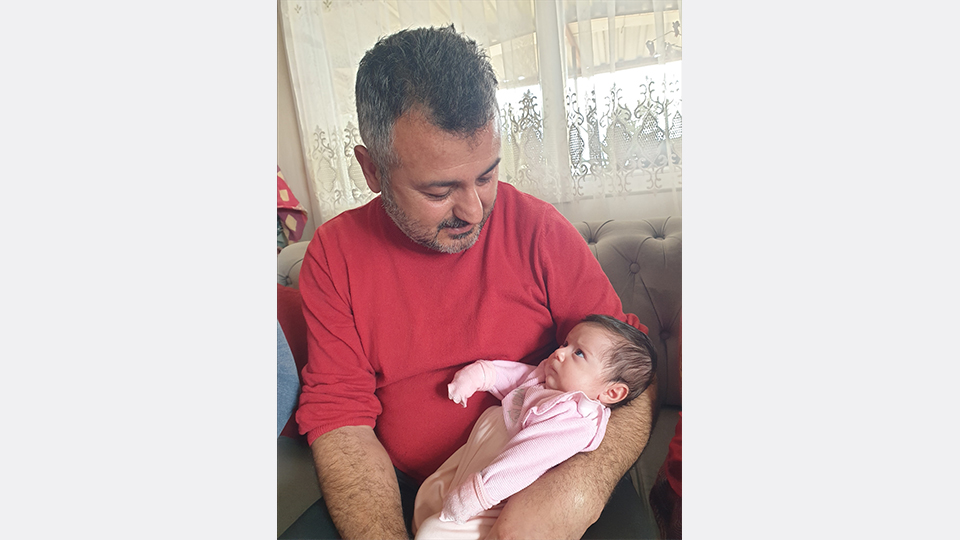 Depremde eşini kaybetti... İki aylık ikizleriyle teselli buluyor 8