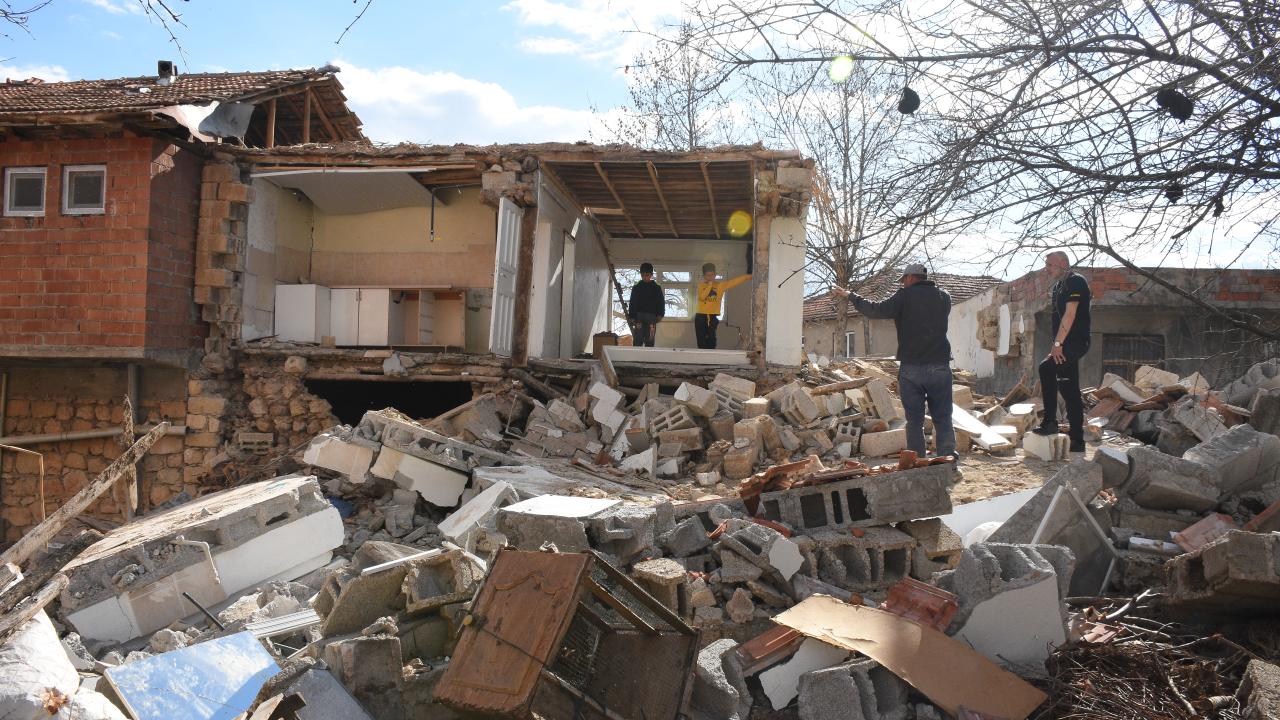 Deprem fay hattının üzerindeki evi ikiye böldü! 7