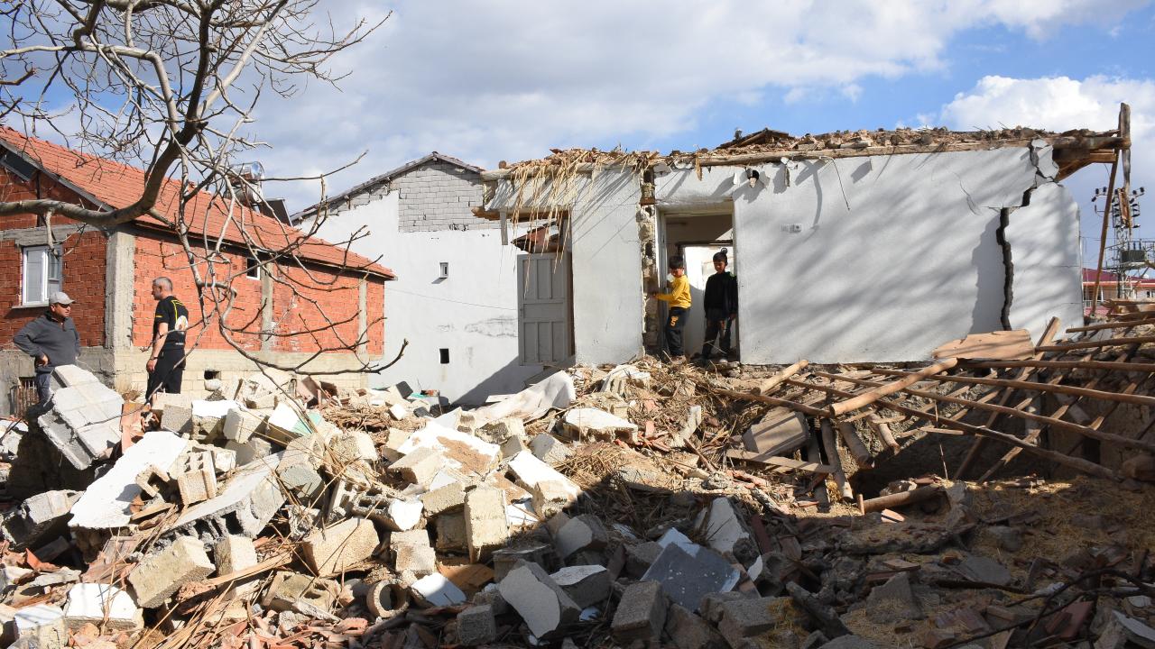 Deprem fay hattının üzerindeki evi ikiye böldü! 4
