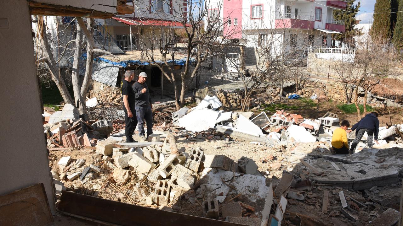 Deprem fay hattının üzerindeki evi ikiye böldü! 2