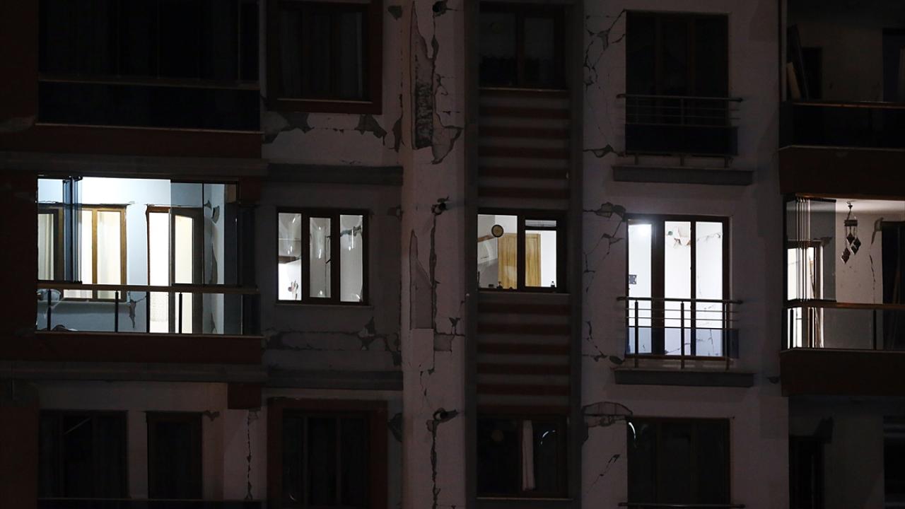 Deprem dolayısıyla hayalet eve döndüler… Açık kalan lambalar hala yanıyor 1