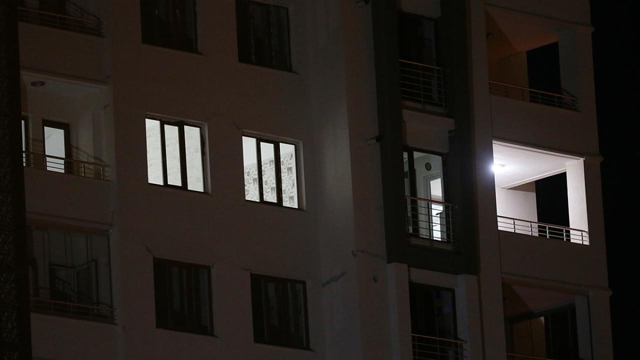 Deprem dolayısıyla hayalet eve döndüler… Açık kalan lambalar hala yanıyor 5