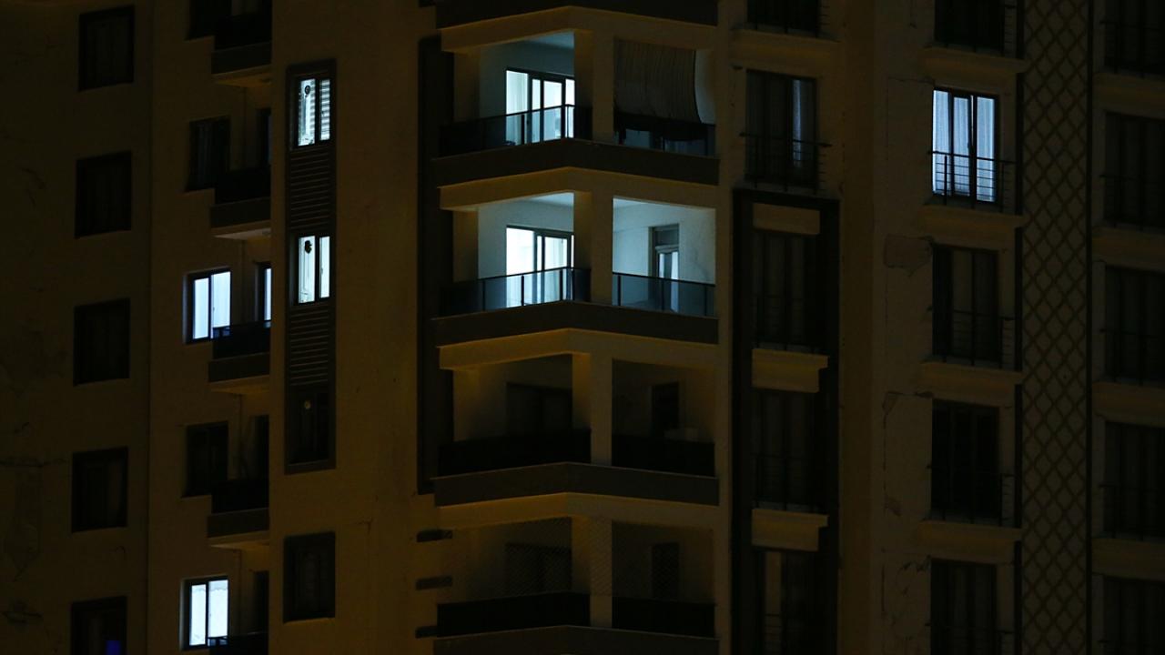 Deprem dolayısıyla hayalet eve döndüler… Açık kalan lambalar hala yanıyor 3