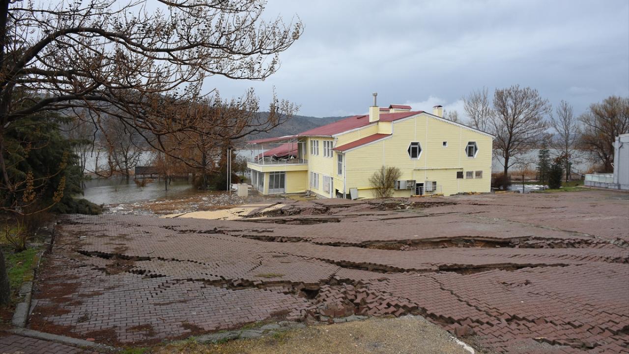 Depremle zemini yaklaşık 1,5 metre çöken tesisler gölün içinde kaldı 15