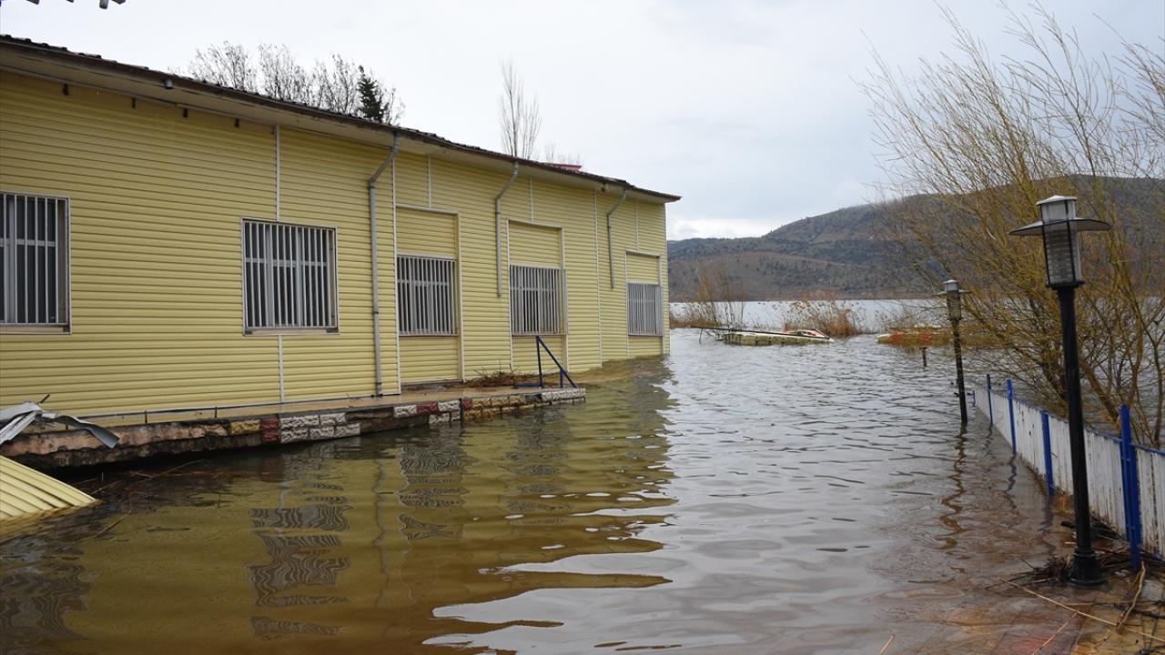 Depremle zemini yaklaşık 1,5 metre çöken tesisler gölün içinde kaldı 13