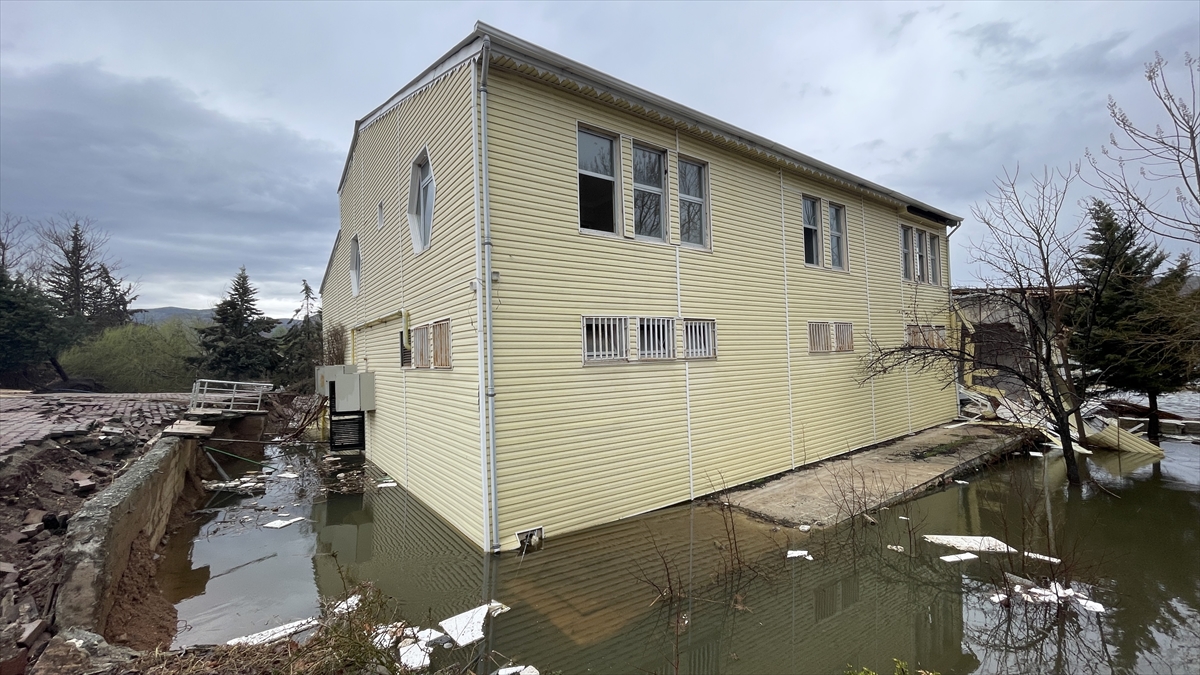 Depremle zemini yaklaşık 1,5 metre çöken tesisler gölün içinde kaldı 14