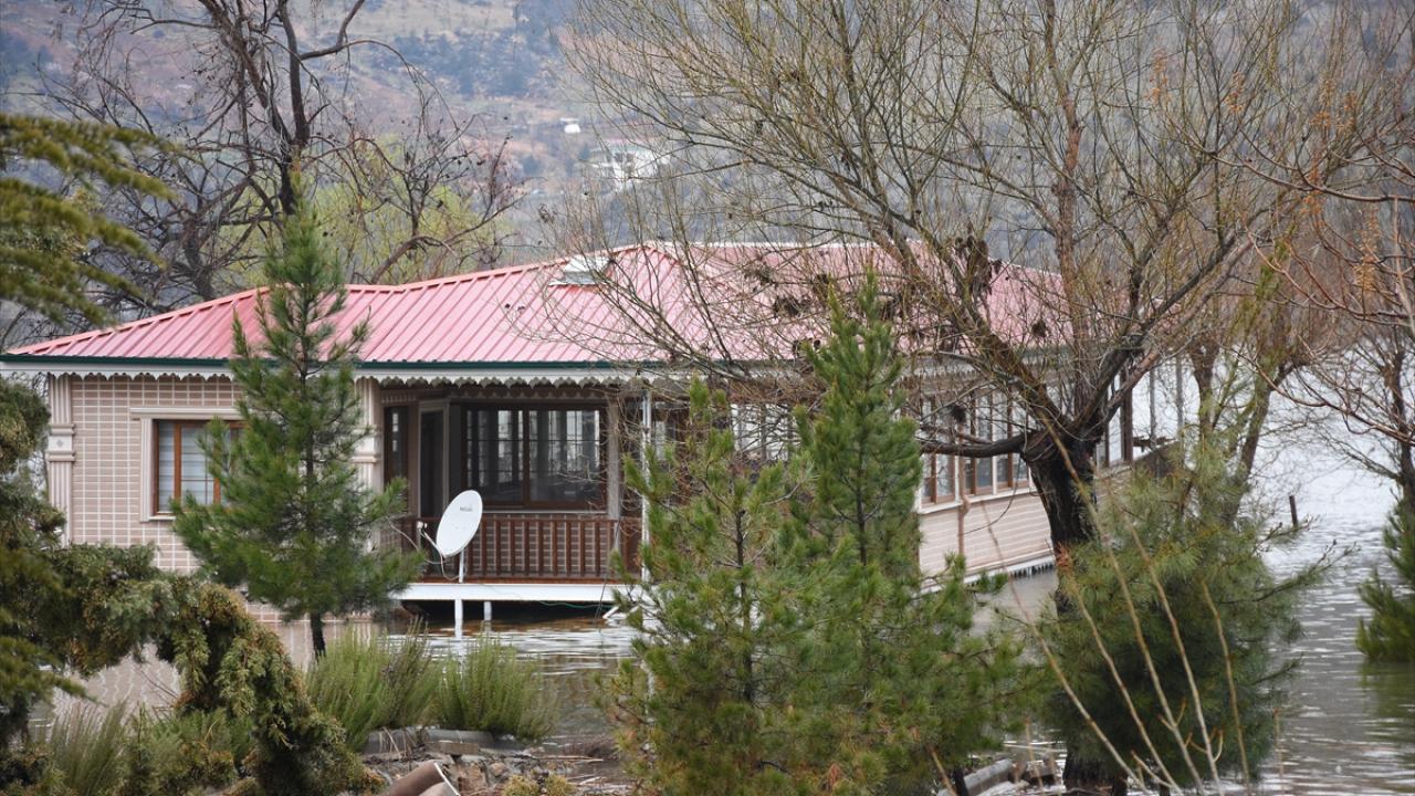 Depremle zemini yaklaşık 1,5 metre çöken tesisler gölün içinde kaldı 11