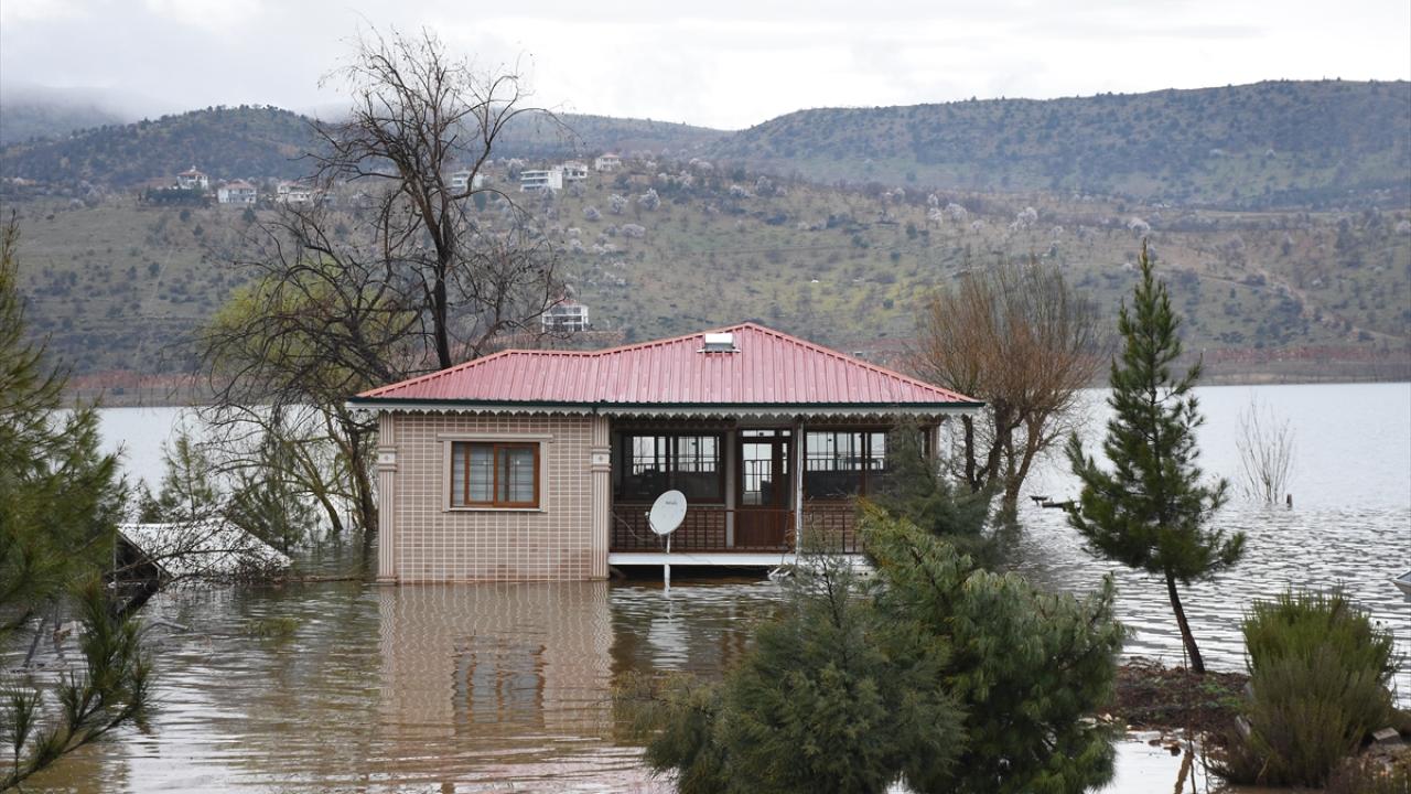 Depremle zemini yaklaşık 1,5 metre çöken tesisler gölün içinde kaldı 12