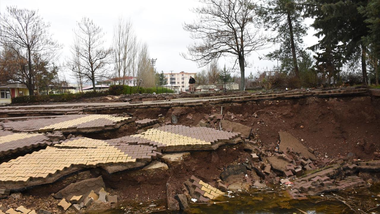Depremle zemini yaklaşık 1,5 metre çöken tesisler gölün içinde kaldı 8