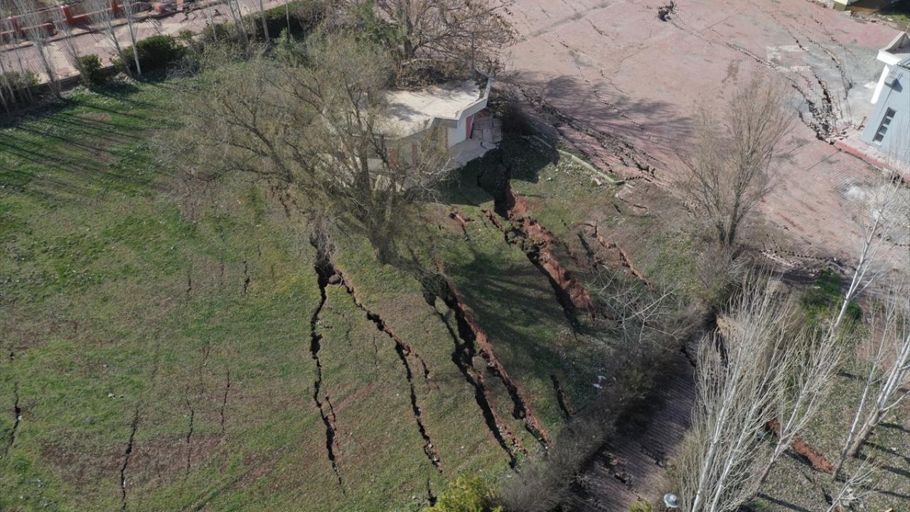 Depremle zemini yaklaşık 1,5 metre çöken tesisler gölün içinde kaldı 9